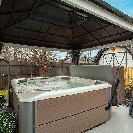 Blue Valley Inn - Hot Tub & Spacious Play Area! Knoxville Bagian luar foto