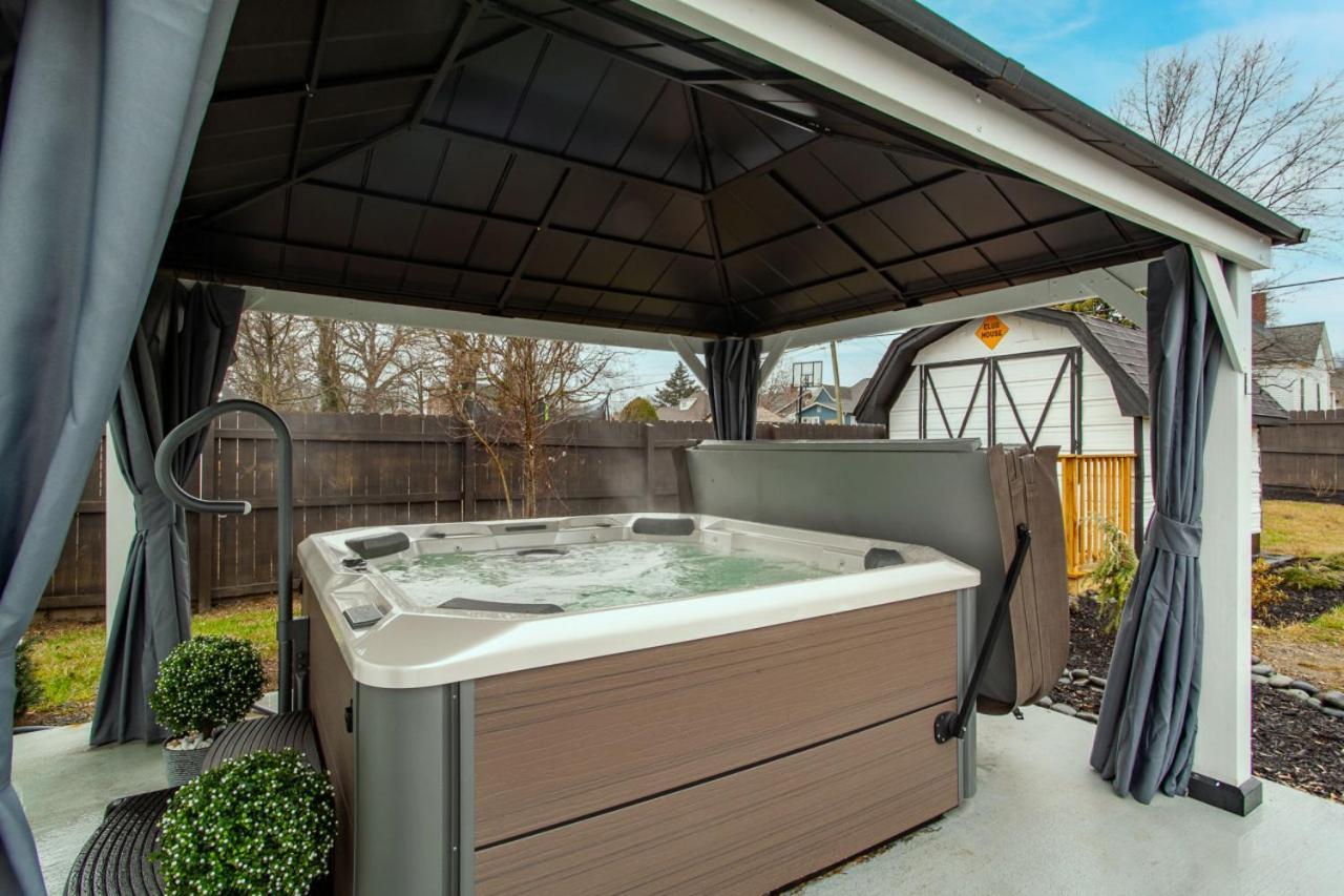 Blue Valley Inn - Hot Tub & Spacious Play Area! Knoxville Bagian luar foto
