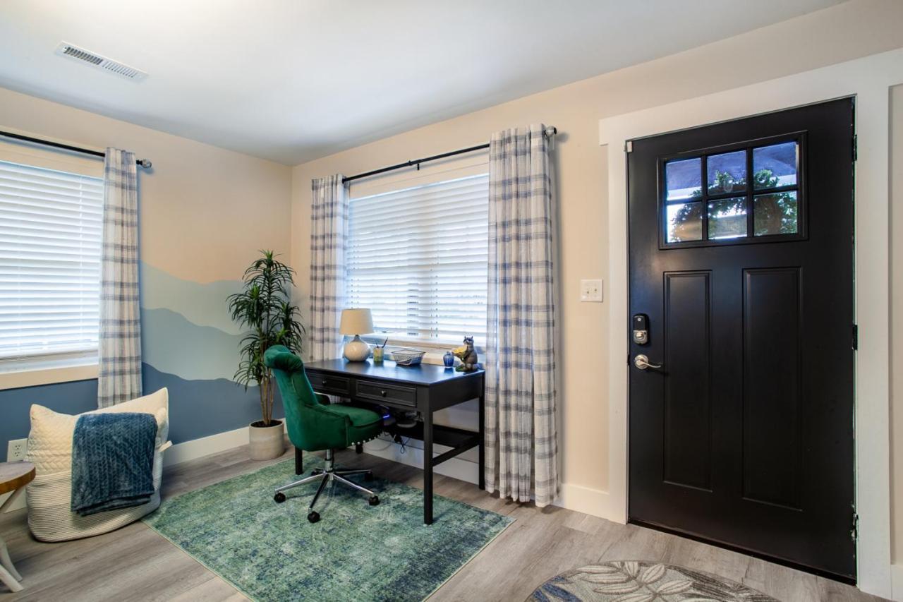 Blue Valley Inn - Hot Tub & Spacious Play Area! Knoxville Bagian luar foto