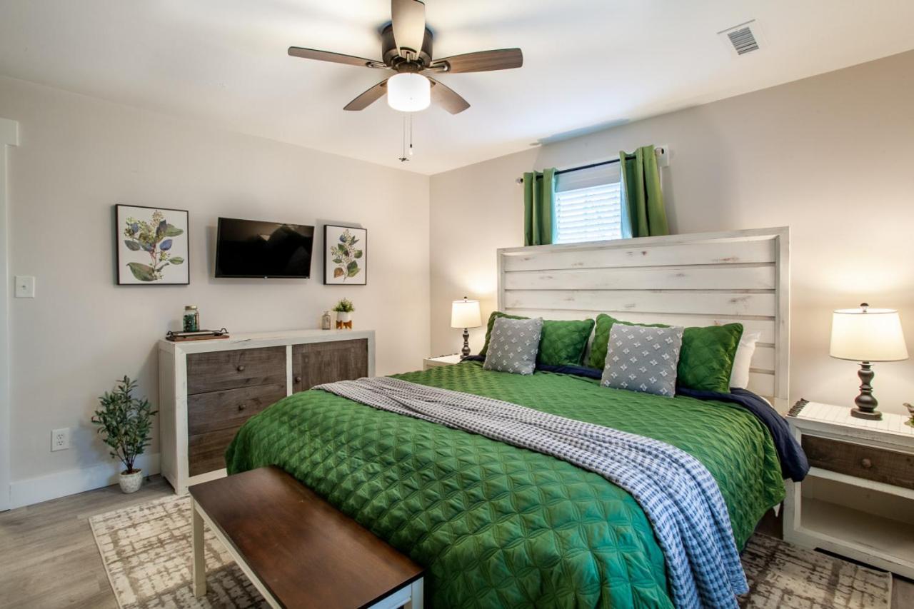 Blue Valley Inn - Hot Tub & Spacious Play Area! Knoxville Bagian luar foto