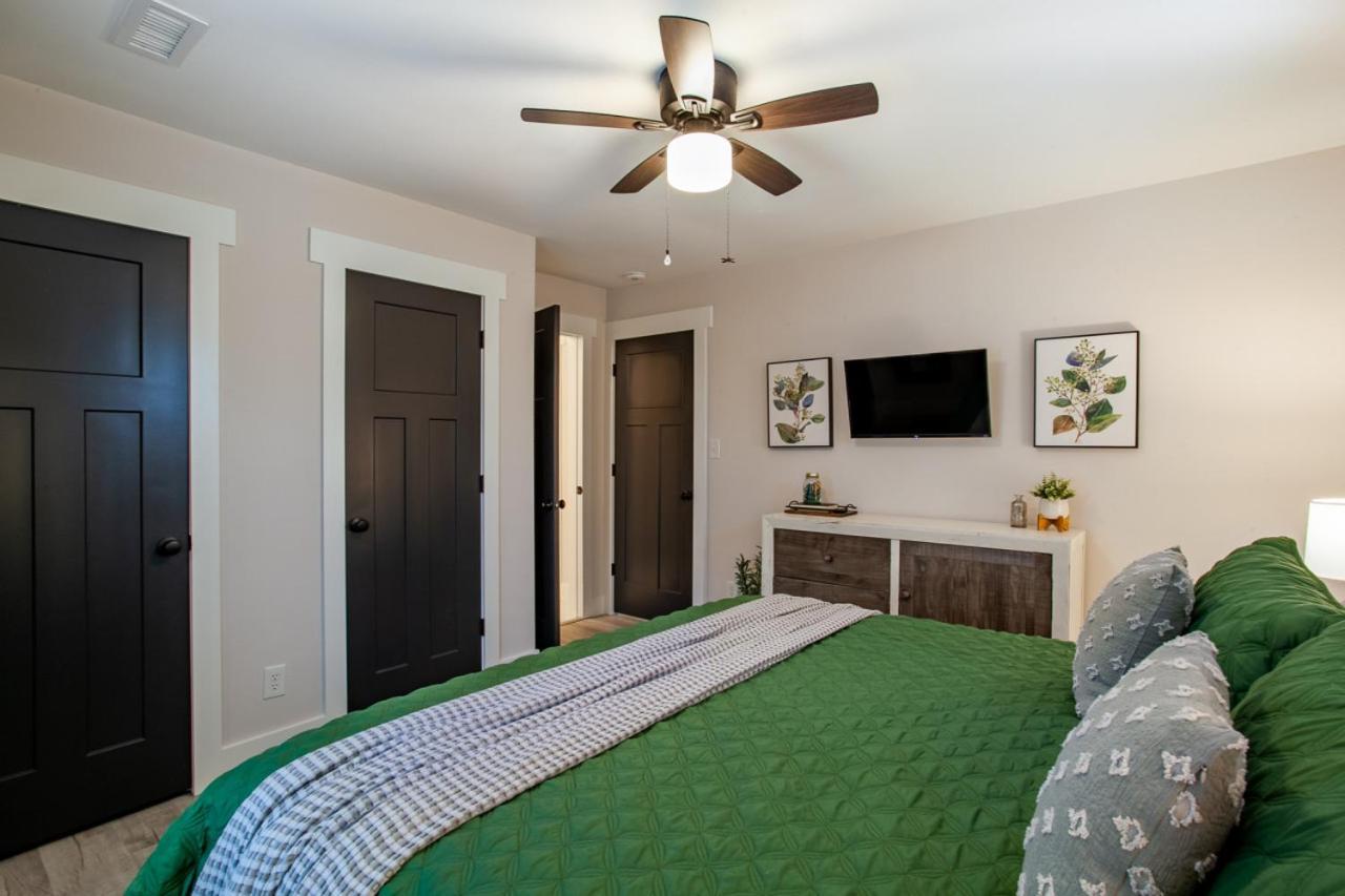 Blue Valley Inn - Hot Tub & Spacious Play Area! Knoxville Bagian luar foto