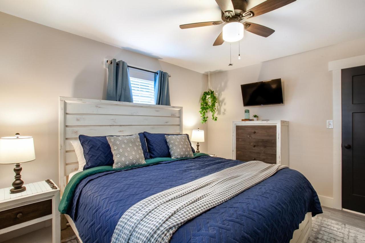Blue Valley Inn - Hot Tub & Spacious Play Area! Knoxville Bagian luar foto