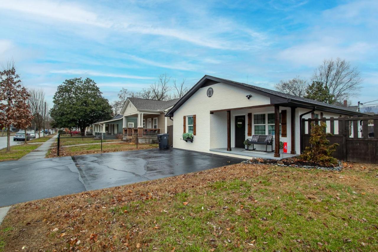 Blue Valley Inn - Hot Tub & Spacious Play Area! Knoxville Bagian luar foto