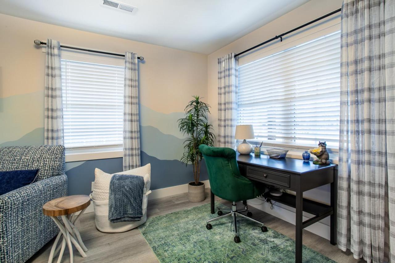 Blue Valley Inn - Hot Tub & Spacious Play Area! Knoxville Bagian luar foto