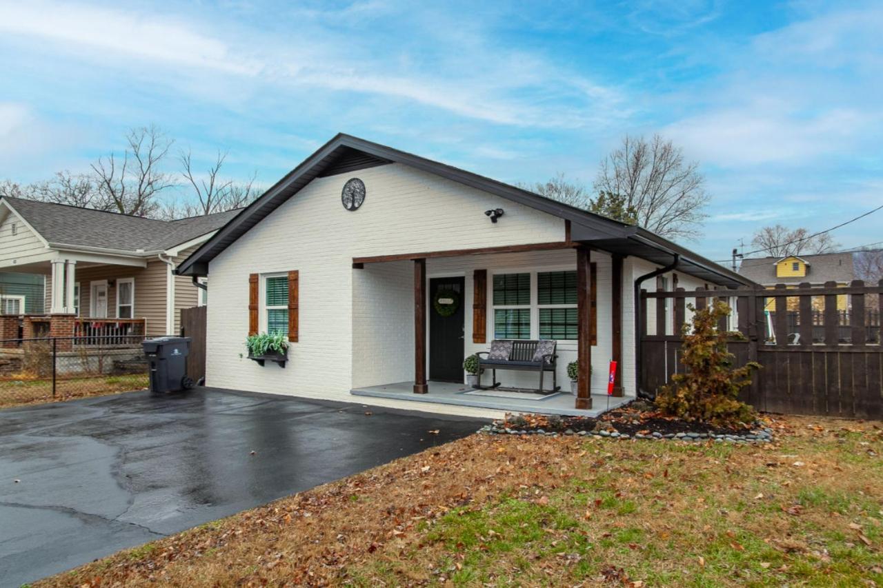 Blue Valley Inn - Hot Tub & Spacious Play Area! Knoxville Bagian luar foto